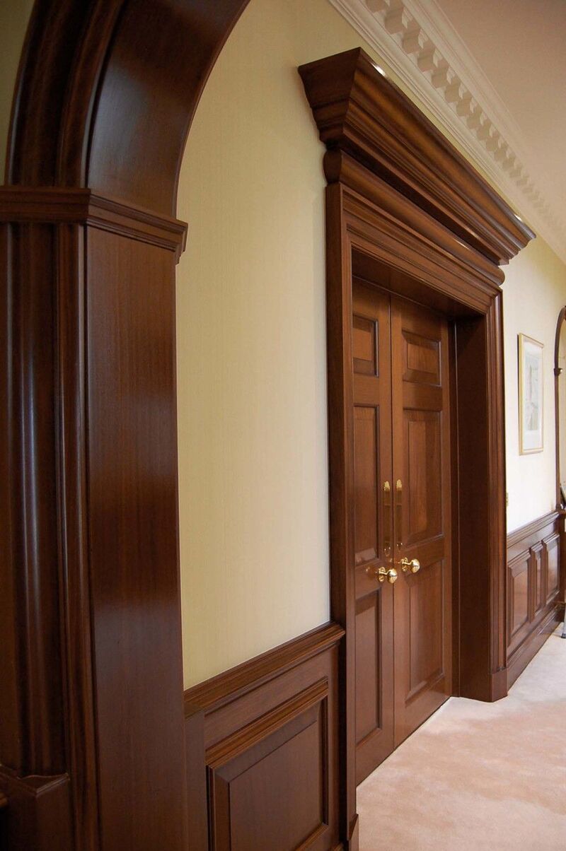 Các Yếu Tố Ảnh Hưởng Đến Báo Giá Cửa Gỗ Gõ Đỏ